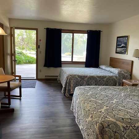 Parkside Inn Ellison Bay Екстериор снимка
