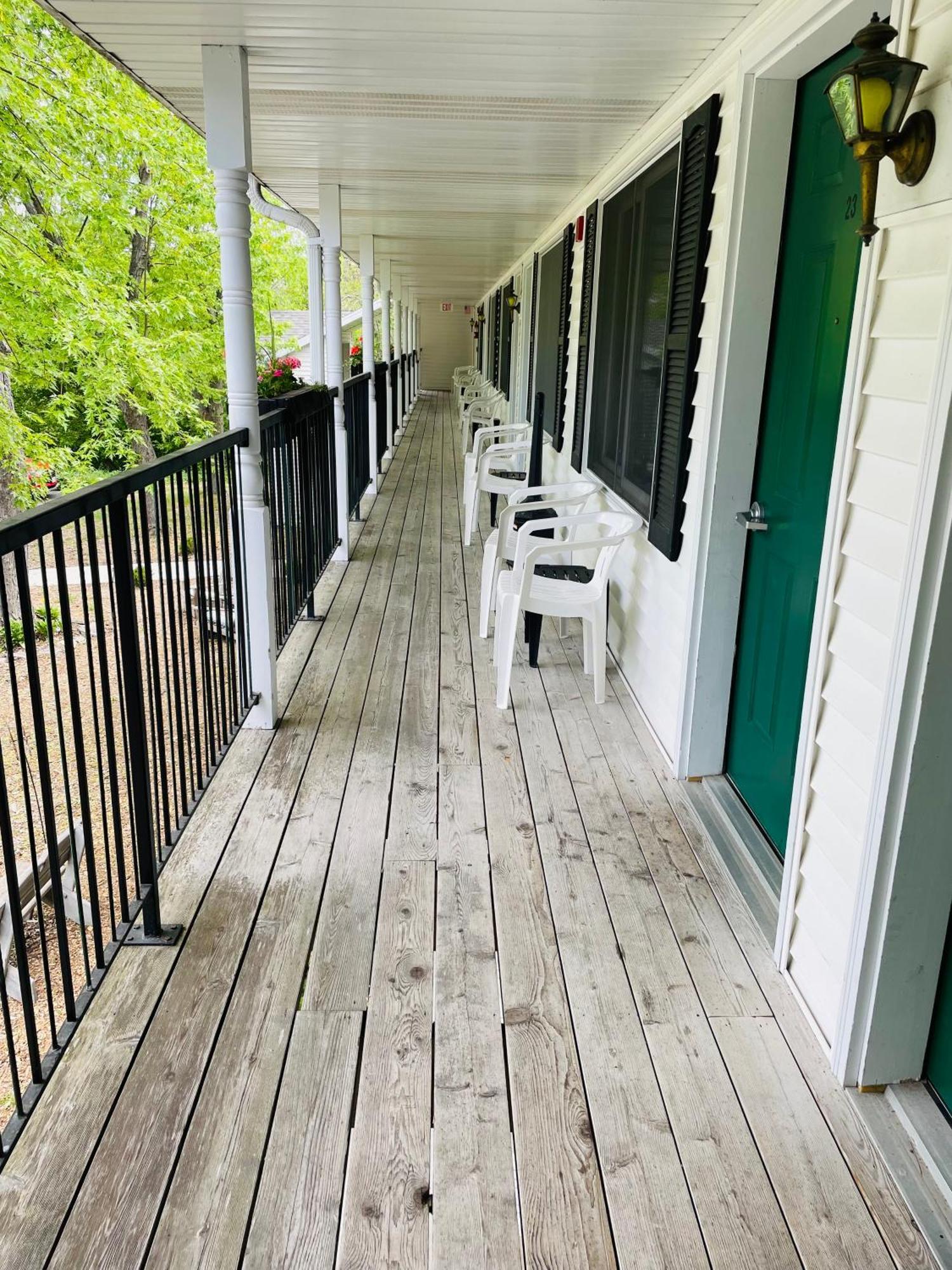 Parkside Inn Ellison Bay Екстериор снимка